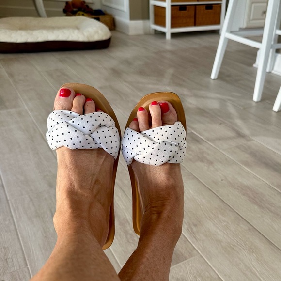 New Copper Key Sunshine sandals -white with black dots - size 8.5 - Picture 2 of 4
